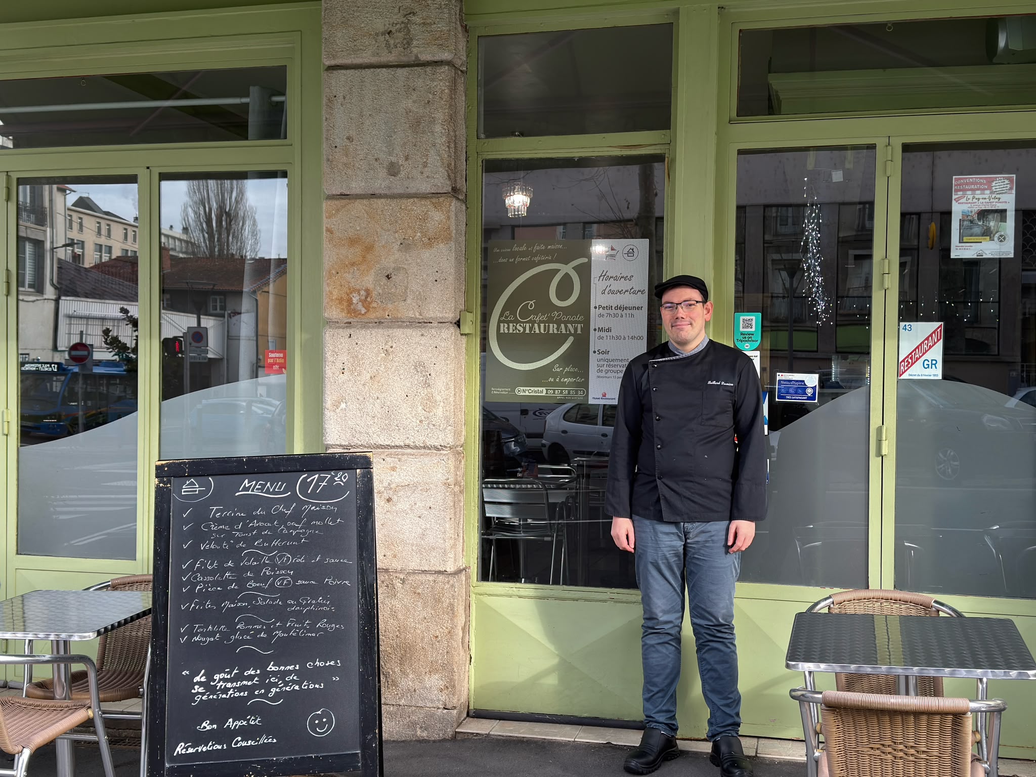 Damien devant La Cafet’ Ponote